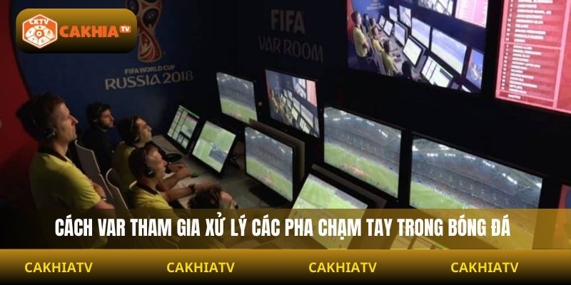 Cách VAR tham gia xử lý các pha chạm tay trong bóng đá